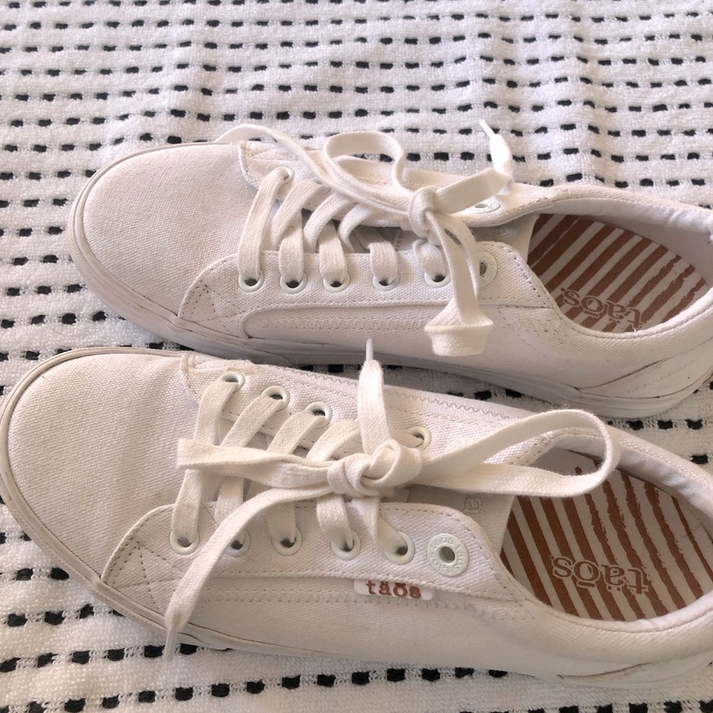 Taos size 8 women’s white tennis shoes.